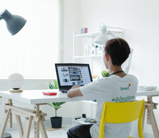 데스크 워커를 위한 실내 운동 추천 woman in white shirt sitting on chair using laptop computer