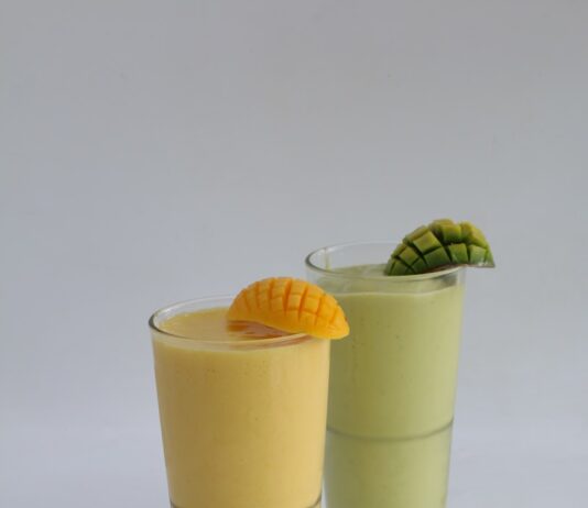 여름철 건강한 간식 만들기 2 clear drinking glasses with yellow liquid