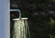 여름철 체온 조절 방법 gray steel shower