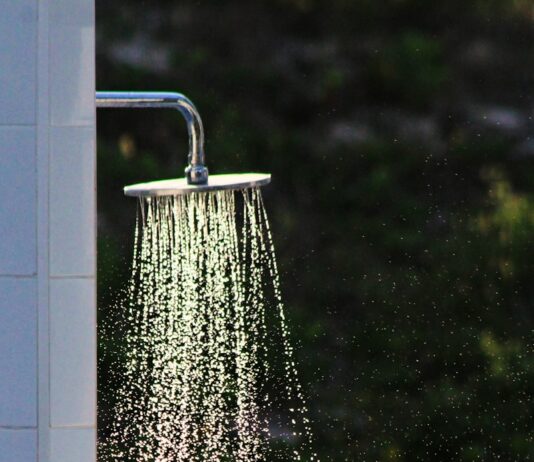 여름철 체온 조절 방법 gray steel shower