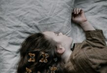 여름철 숙면을 위한 방법 girl lying on gray bed sheet