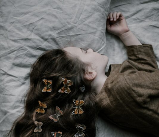 여름철 숙면을 위한 방법 girl lying on gray bed sheet