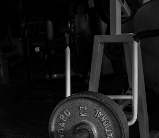 여름철 건강한 홈 트레이닝 루틴 black and gray dumbbell on black textile