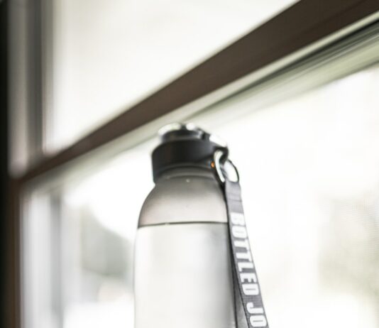 여름철 야외 운동 시 필요한 필수 아이템 person holding gray and black tumbler