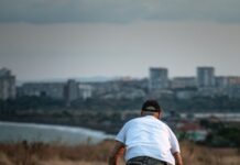 여름철 건강한 바디라인 유지하기 man driving the bicycle