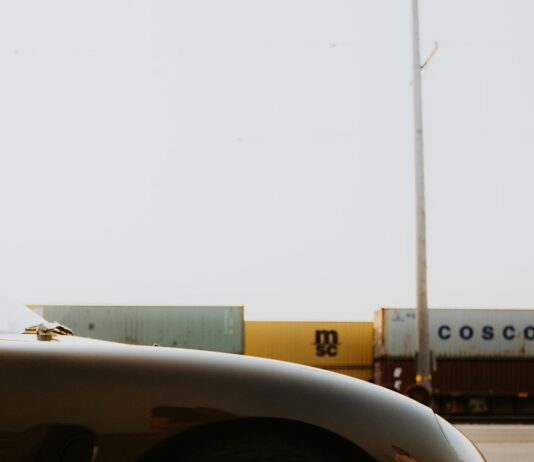 제조업 AI 도입률 40%로 확대…200개 선도 프로젝트 추진 A black sports car parked on the side of the road