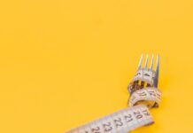 운동과 함께하는 효과적인 다이어트 방법 yellow and white measuring tape