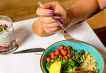 비만을 예방하는 자연식 식단의 과학적 근거 person holding spoon with food in blue ceramic bowl