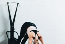 운동할 때 놓치기 쉬운 자세 실수들, 필라테스로 바로잡기 woman in black sports bra and blue denim jeans doing yoga