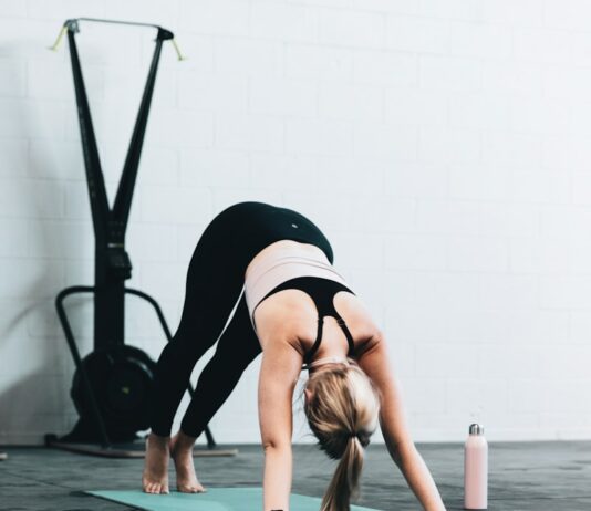 운동할 때 놓치기 쉬운 자세 실수들, 필라테스로 바로잡기 woman in black sports bra and blue denim jeans doing yoga