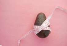 체중 감량과 운동 루틴: 식사와 운동의 시너지 효과 brown and white heart shaped hanging ornament