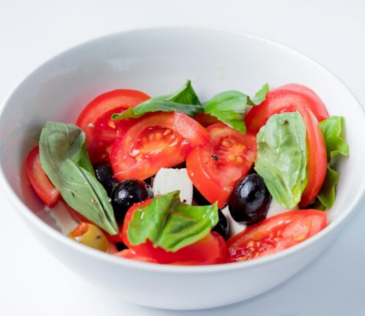 균형 잡힌 식단이 심리적 안정을 가져다주는 이유 red and green bell pepper on white ceramic bowl