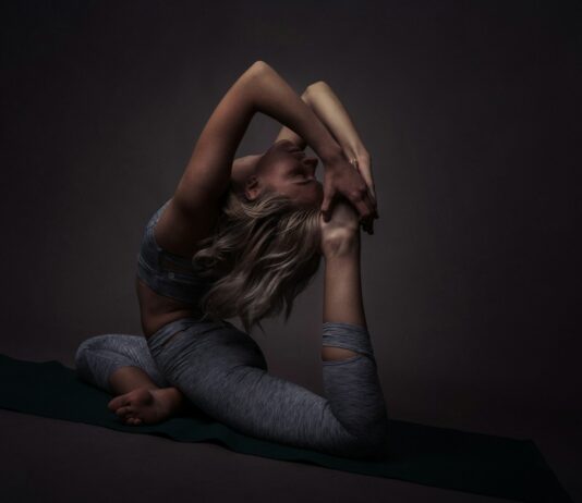 건강한 다이어트를 위한 운동 시작하기 woman in blue denim jeans lying on black floor