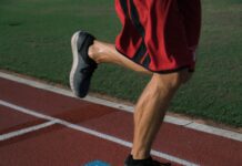 야외 운동과 건강한 식단으로 person running on tracking field