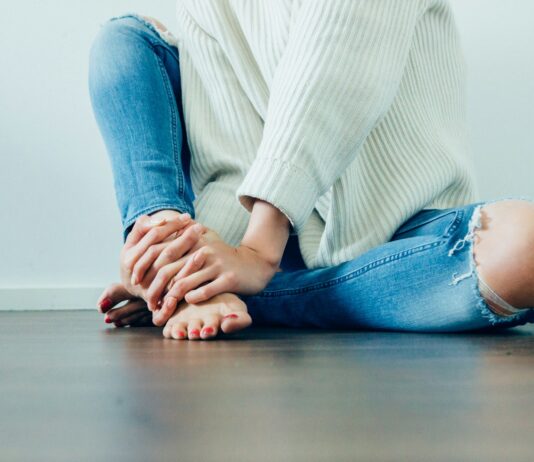 겨울철 손발이 차가운 사람을 위한 건강 꿀팁 person wearing distressed blue denim jeans inside room