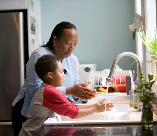 겨울 감기 예방을 위한 면역력 강화 방법 man in gray long sleeve shirt holding baby in red and white long sleeve shirt