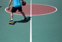 저소득층 유청소년·장애인에 스포츠강좌이용권 지원 man dribbling ball on court