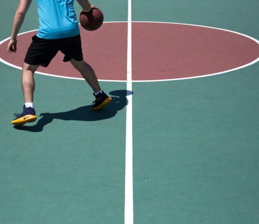 저소득층 유청소년·장애인에 스포츠강좌이용권 지원 man dribbling ball on court