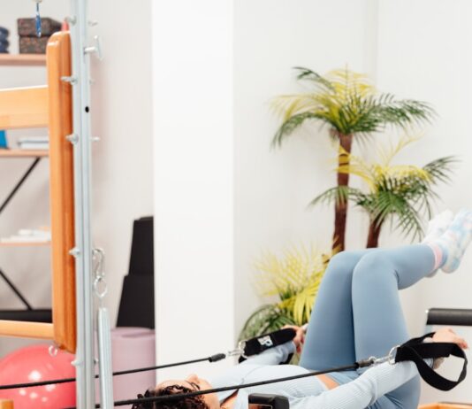 겨울철 필라테스, 초보자를 위한 가이드 a woman laying on a bench in a gym