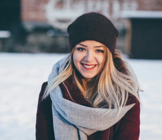 건강한 겨울, 감기를 멀리하는 생활 습관 smiling woman wearing brown scarf and maroon coat on snow field