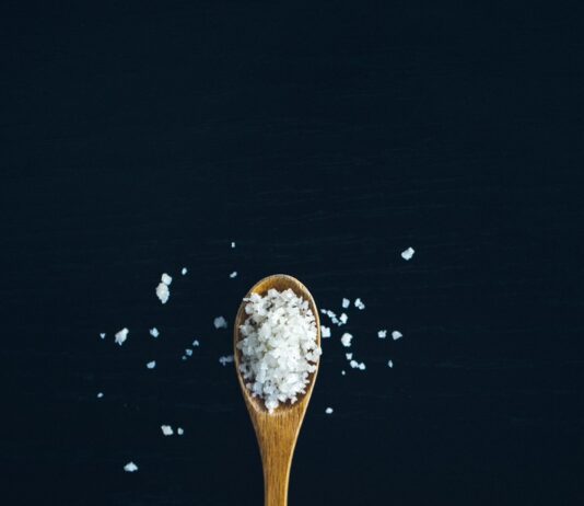 저염식단의 중요성 brown wooden spoon