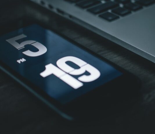 효과적인 시간 관리를 위한 앱 활용법 black smartphone beside laptop