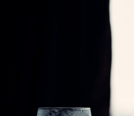 봄맞이 디톡스: 몸을 가볍게 만드는 건강법 a glass of water sitting on top of a bed