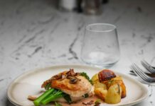 칼로리보다 중요한 다이어트 요소: 영양소 균형 잡기 a white plate topped with meat and veggies