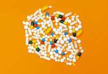 피임약과 여성 호르몬에 대한 인식 변화 white and orange medication pill
