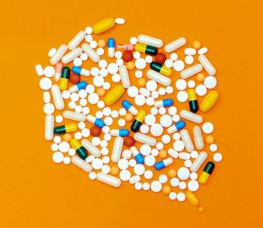 피임약과 여성 호르몬에 대한 인식 변화 white and orange medication pill