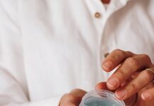 “피부 당긴다면, 늦었습니다”…초여름 더위 속 ‘속부터 수분 채우는 법’ person holding blue plastic container