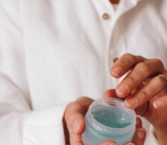 “피부 당긴다면, 늦었습니다”…초여름 더위 속 ‘속부터 수분 채우는 법’ person holding blue plastic container