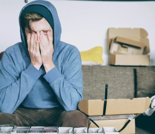 잡은 답답함, 스트레스 – 원인부터 해결법까지 man covering face with both hands while sitting on bench