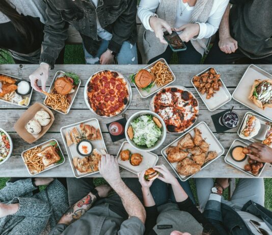 “밥 잘 먹는데 왜 기운이 없지?”…에너지를 잃는 식사 습관들 a group of people sitting around a table with food