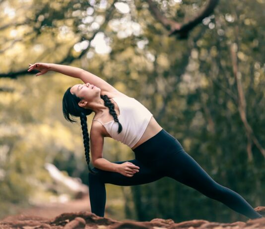 과거와 미래에 대한 걱정을 떨쳐버리고 현재에 집중하고 싶다면 woman in white tank top and black leggings doing yoga during daytime
