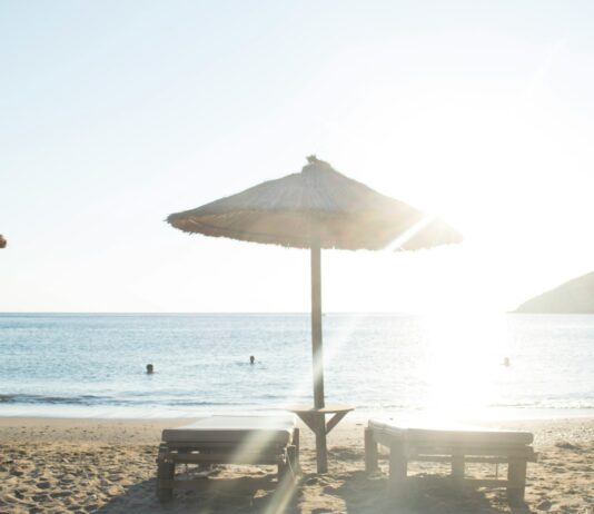 “밤에만 되면 뭘 자꾸 먹고 싶어요”…초여름 폭식 유발하는 진짜 원인 white patio umbrella near body of water