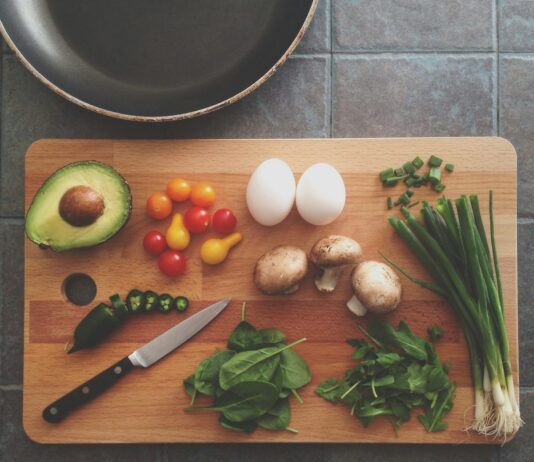 면역력 강화를 위한 건강한 식습관, 다양한 영양소를 균형 있게 섭취해보세요! avocado, tomatoes, eggs, mushrooms, spring onions, and leaves