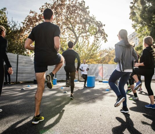 스트레스, 제대로 관리하면 삶이 달라진다 man in black t-shirt and black shorts running on road during daytime