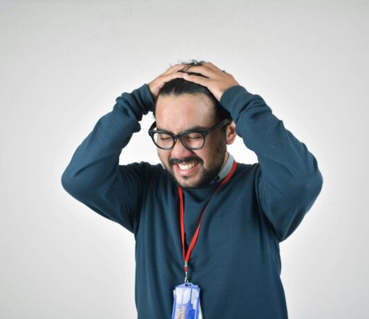 스트레스, 제대로 관리하면 삶의 질이 달라진다 man in bluee ssweater