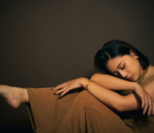 만성피로, 현대인의 건강을 위협하는 숨은 적 a woman sitting on the ground with her arms crossed
