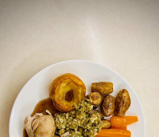 “근육, 이제는 건강관리의 핵심…일상 속 실천법에 주목” A white plate topped with different types of food