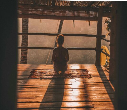 ‘마음챙김’과 ‘디지털 디톡스’, 정신건강 관리의 새로운 트렌드 woman meditating on floor with overlooking view of trees