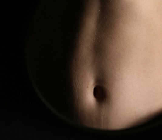“먹고 나면 속이 더부룩해요”… 소화 안 되는 체질, 바꿀 수 있습니다 A close-up of a person's abdomen.
