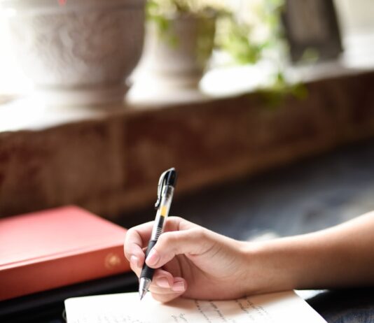 스트레스, 일상에서 똑똑하게 다스리는 법…실천 가능한 관리법 주목 a person writing on a piece of paper with a pen