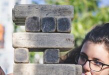 작은 잡념이 집중력을 무너뜨리는 ‘주의 누수’ 현상과 신경학적 배경 woman playing with wooden blocks