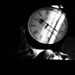 수면 리듬이 깨졌을 때 우리 몸이 보내는 신호들 grayscale photography of analog clock