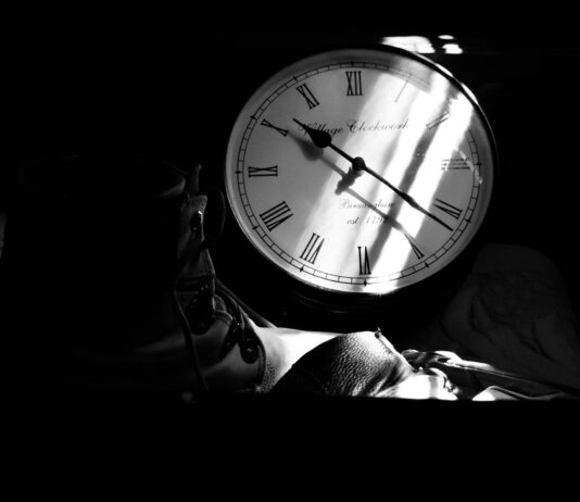 수면 리듬이 깨졌을 때 우리 몸이 보내는 신호들 grayscale photography of analog clock