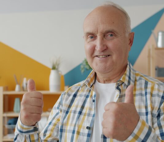 나이 들면서 건강해지는 ‘웰에이징(well-ageing)’ 라이프스타일의 실제 Smiling older man gives two thumbs up.