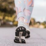 걷기에도 장비가 중요하다: 러닝화와 워킹화의 차이, 내 발에 맞는 ‘인생 신발’ 찾기 person wearing black and white nike shoes