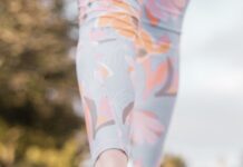 걷기에도 장비가 중요하다: 러닝화와 워킹화의 차이, 내 발에 맞는 ‘인생 신발’ 찾기 person wearing black and white nike shoes